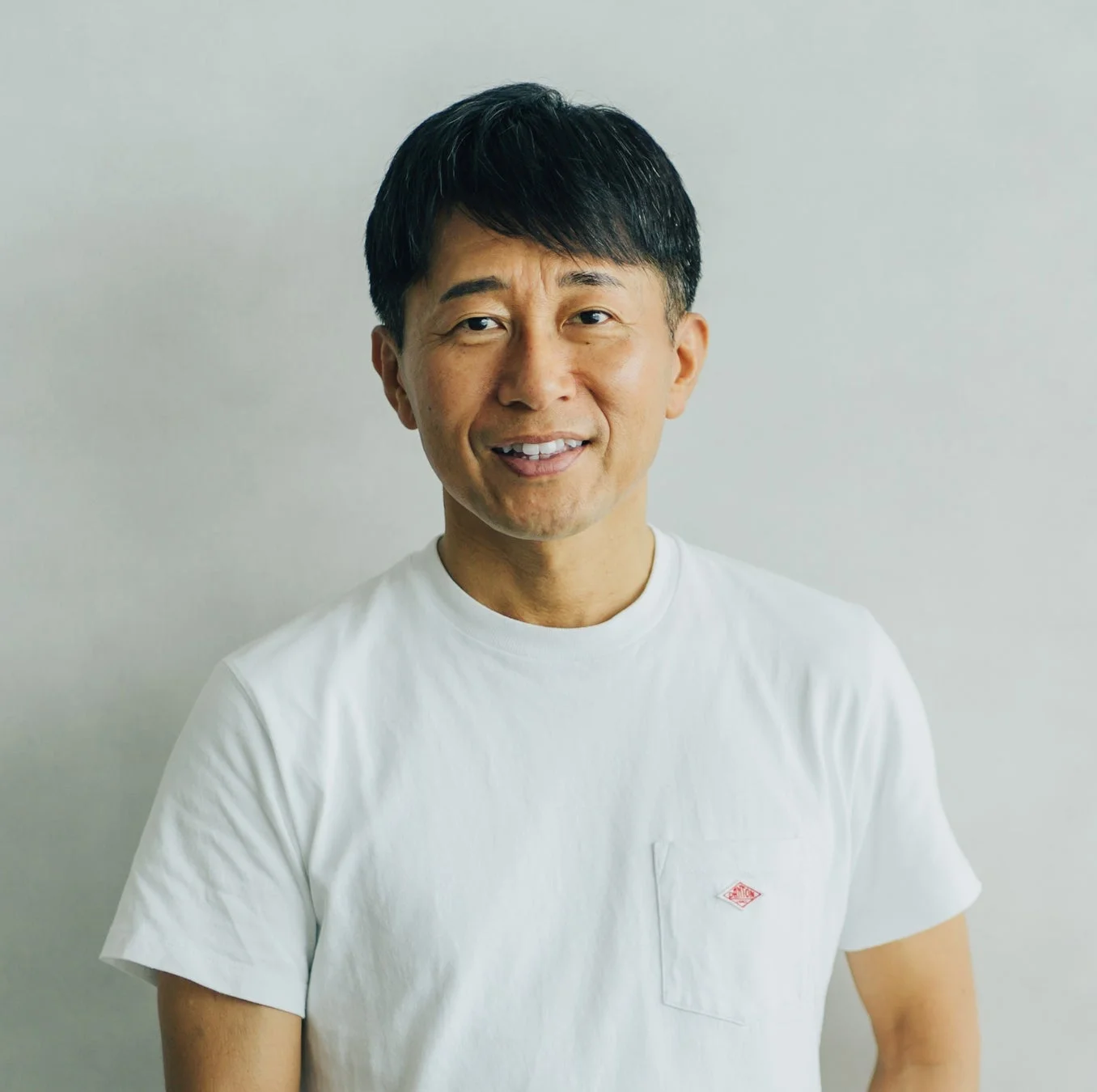 白いTシャツを着たアジア人男性