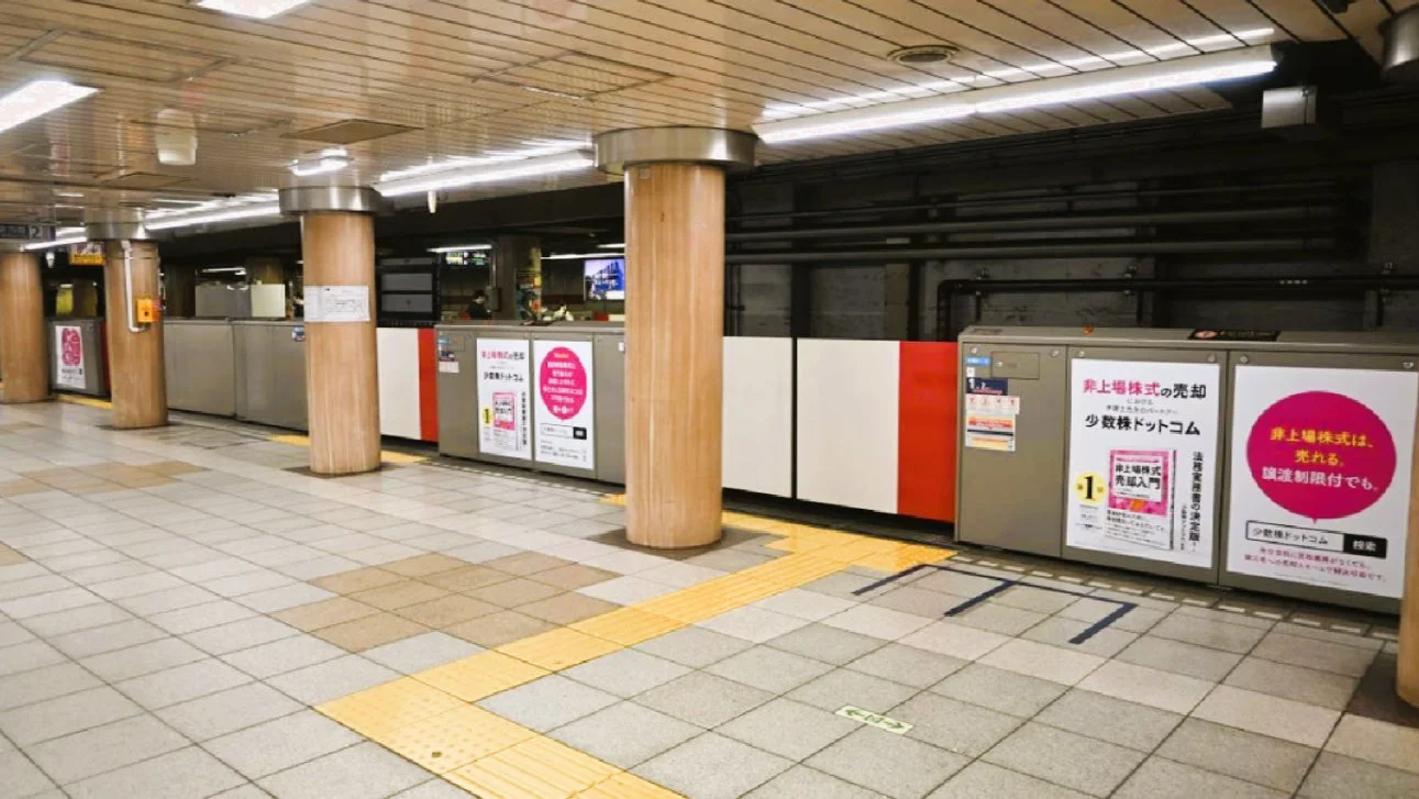 霞ヶ関駅ホームドア広告