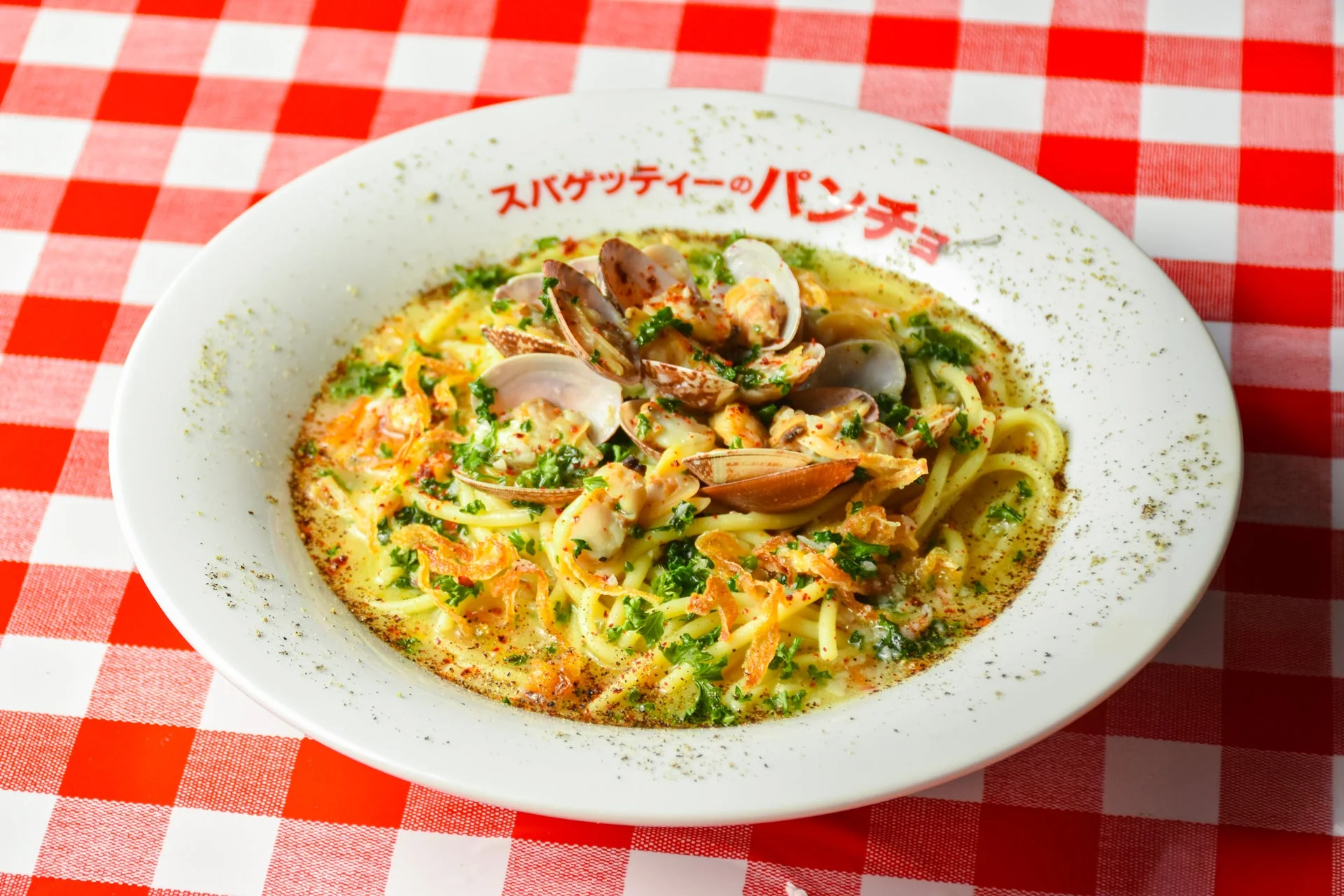 あさりたっぷりのスパゲッティ。パセリとフライドオニオンが散らされ、食欲をそそる一品です。