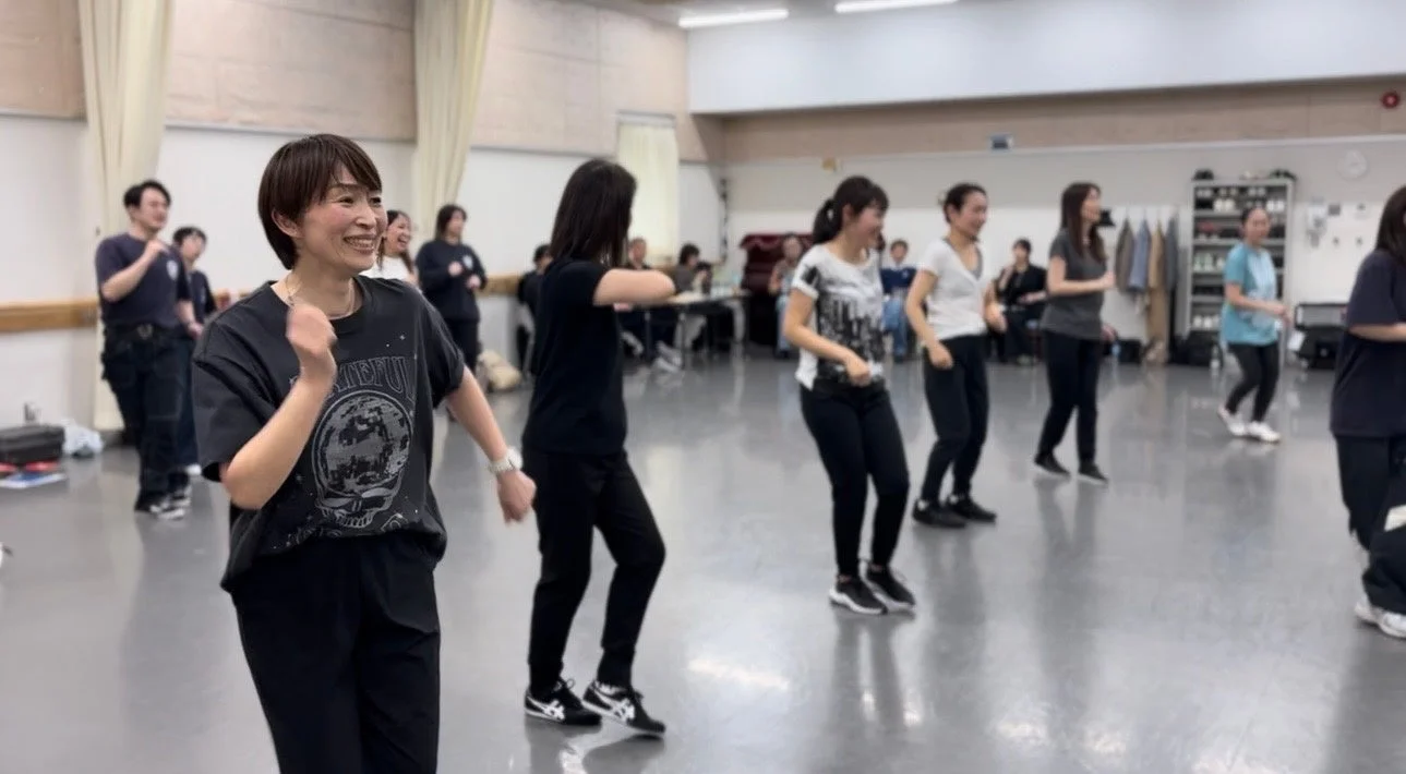 活気あるスタジオでダンスレッスンを受ける人々