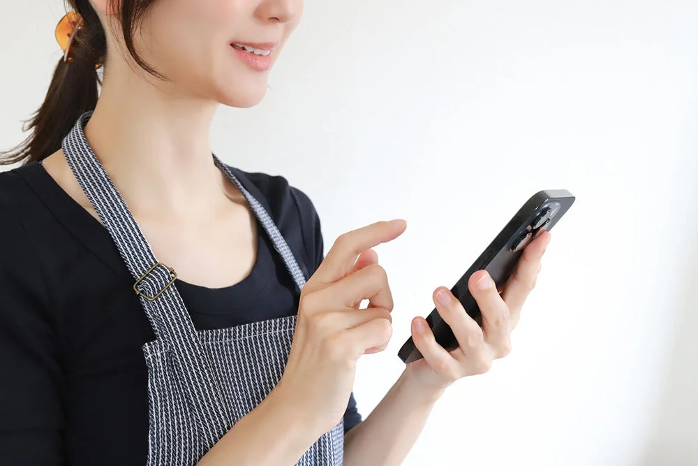スマートフォンを操作する女性