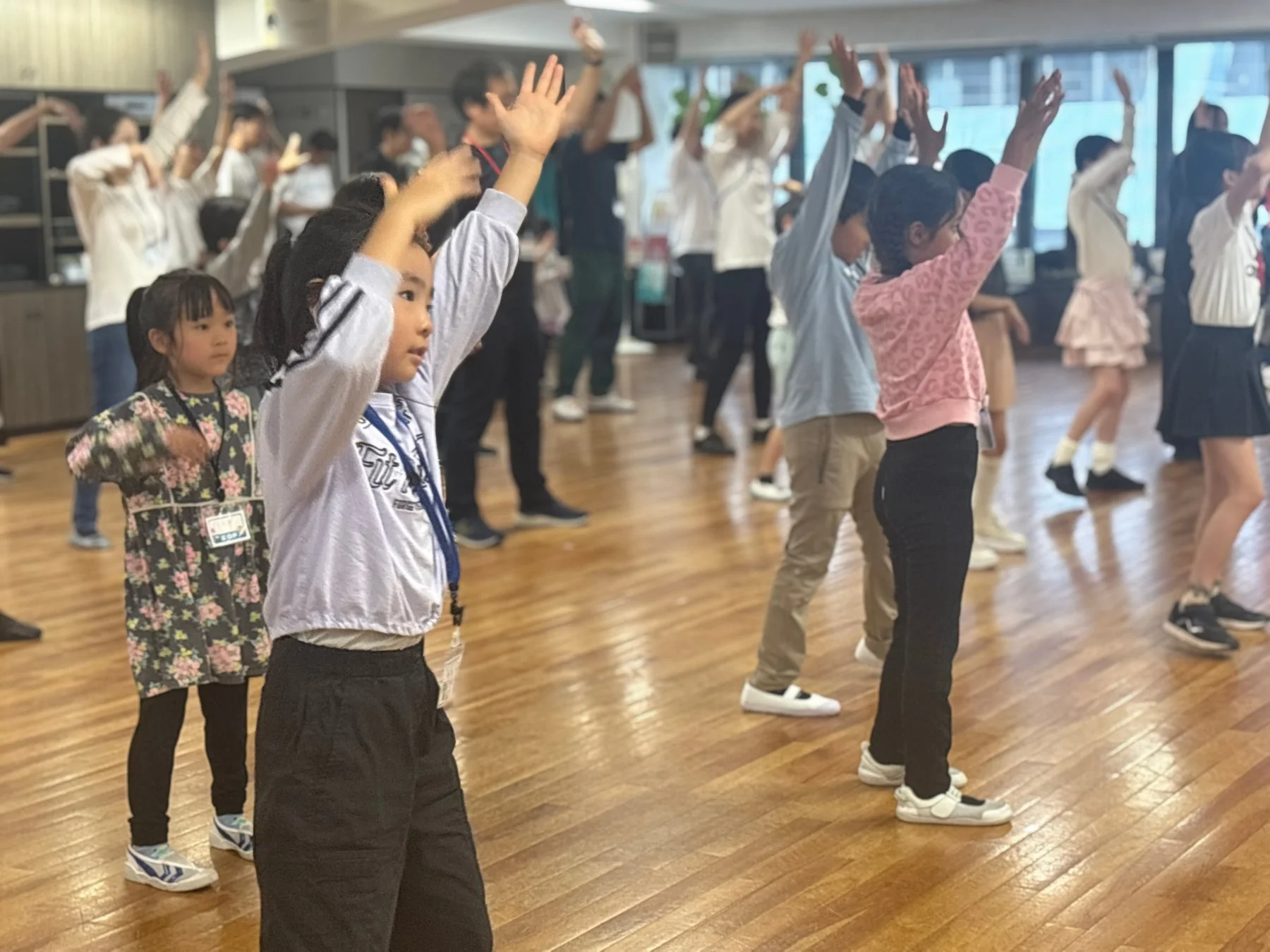 子供たちと大人が室内でアクティビティに参加
