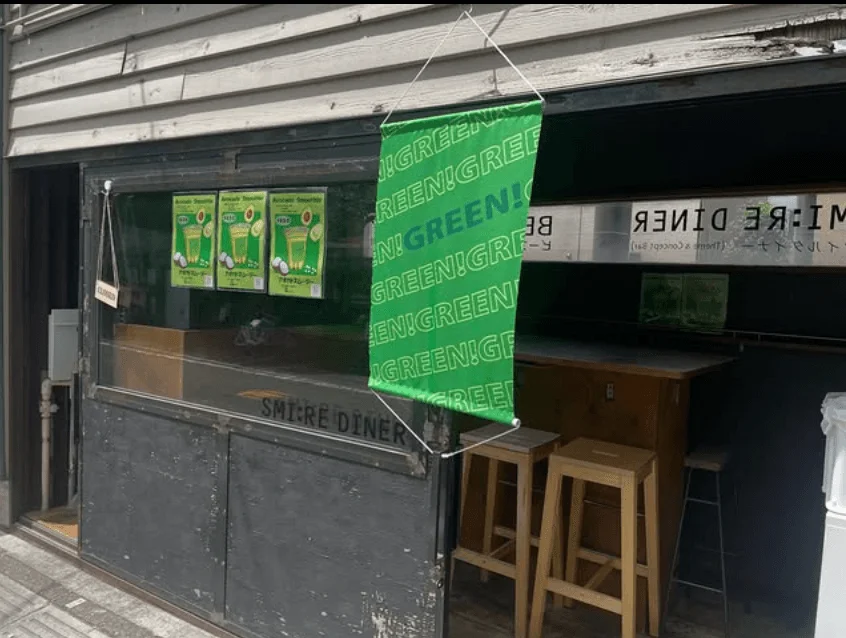 店舗外観とポスター