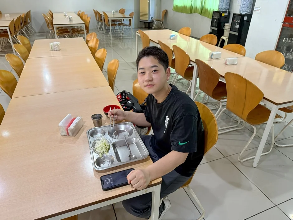 食堂で食事する男性