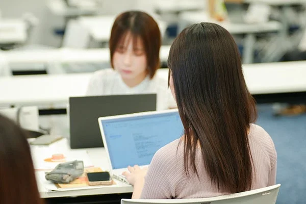 女性がPC作業をしている様子