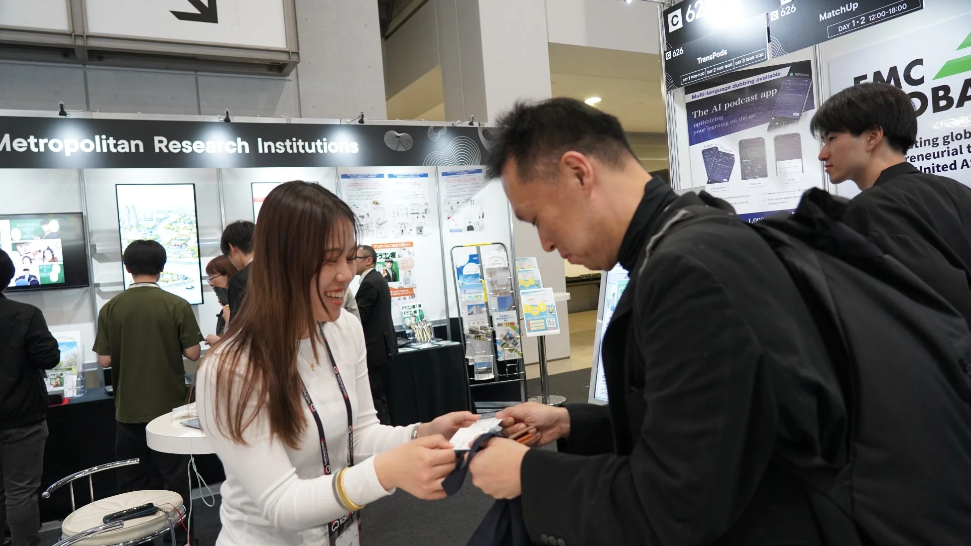 Jamp inのブースで来場者と話す廣居珠紀さん
