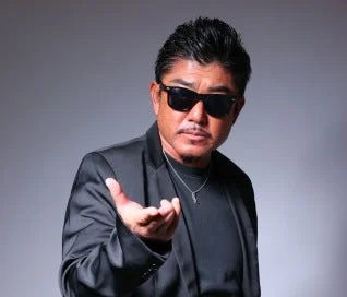 サングラスとスーツの男性