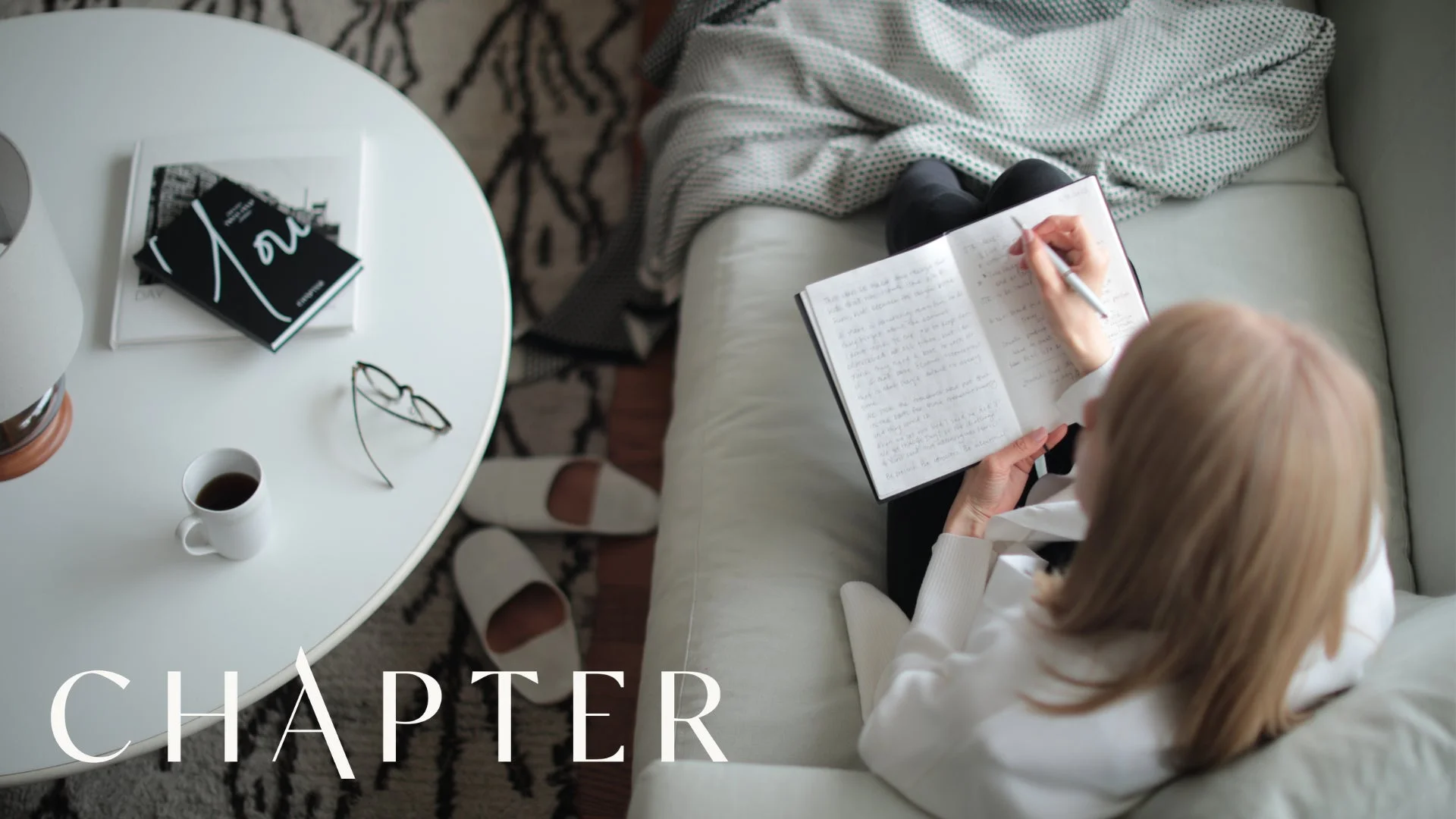 CHAPTERのロゴとノートに書き込む人物