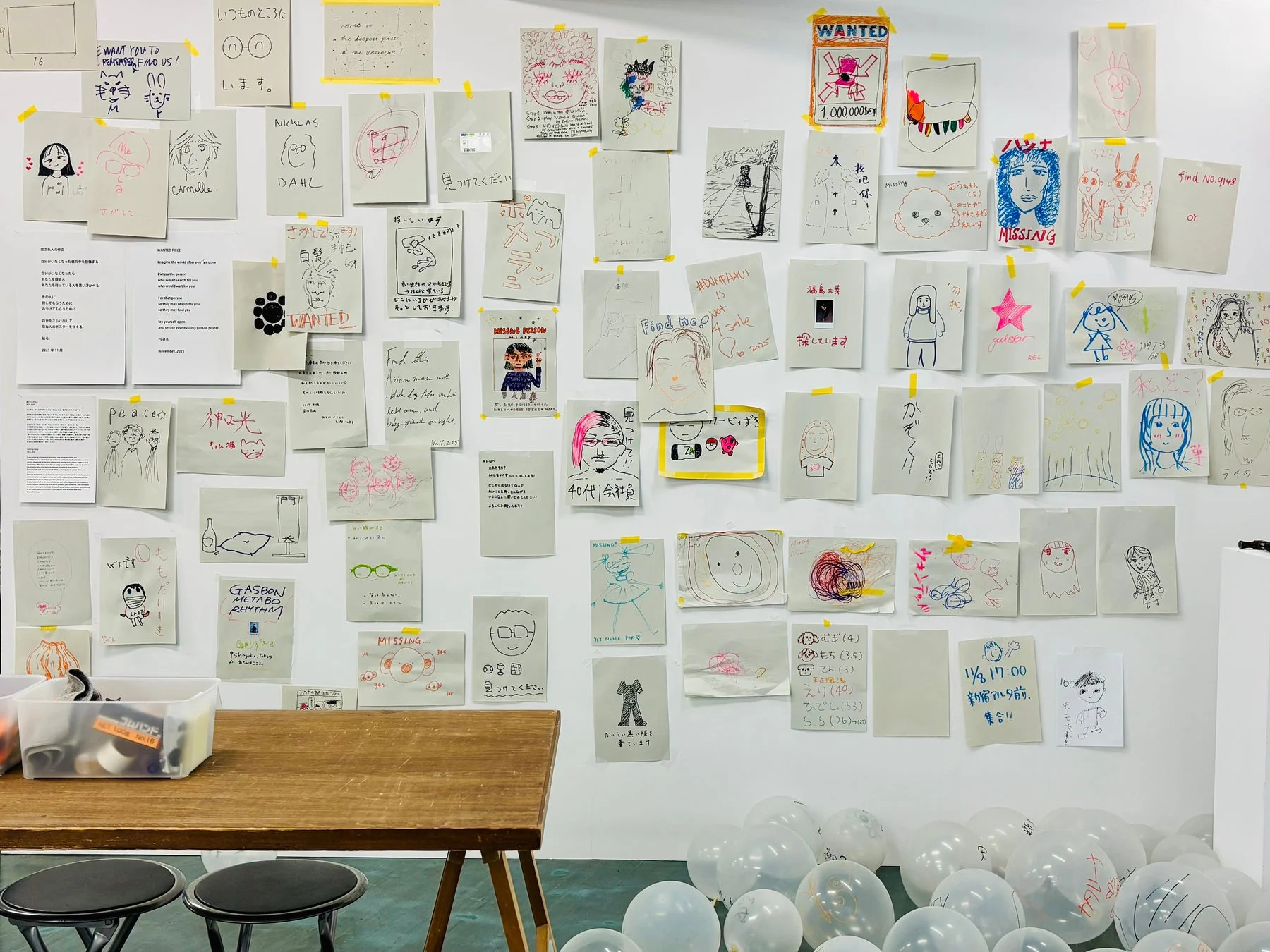 手書きの尋ね人ポスターが貼られた壁