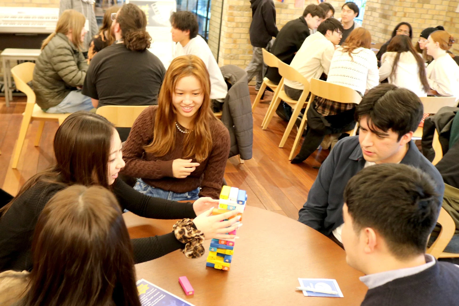 ジェンガのようなゲームを楽しむ学生たち