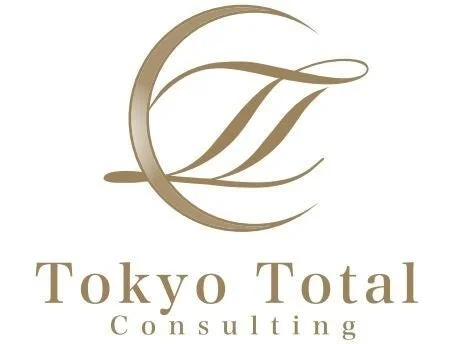 「Tokyo Total Consulting」という文字と、流線型でエレガントなデザインのロゴマークが描かれた画像