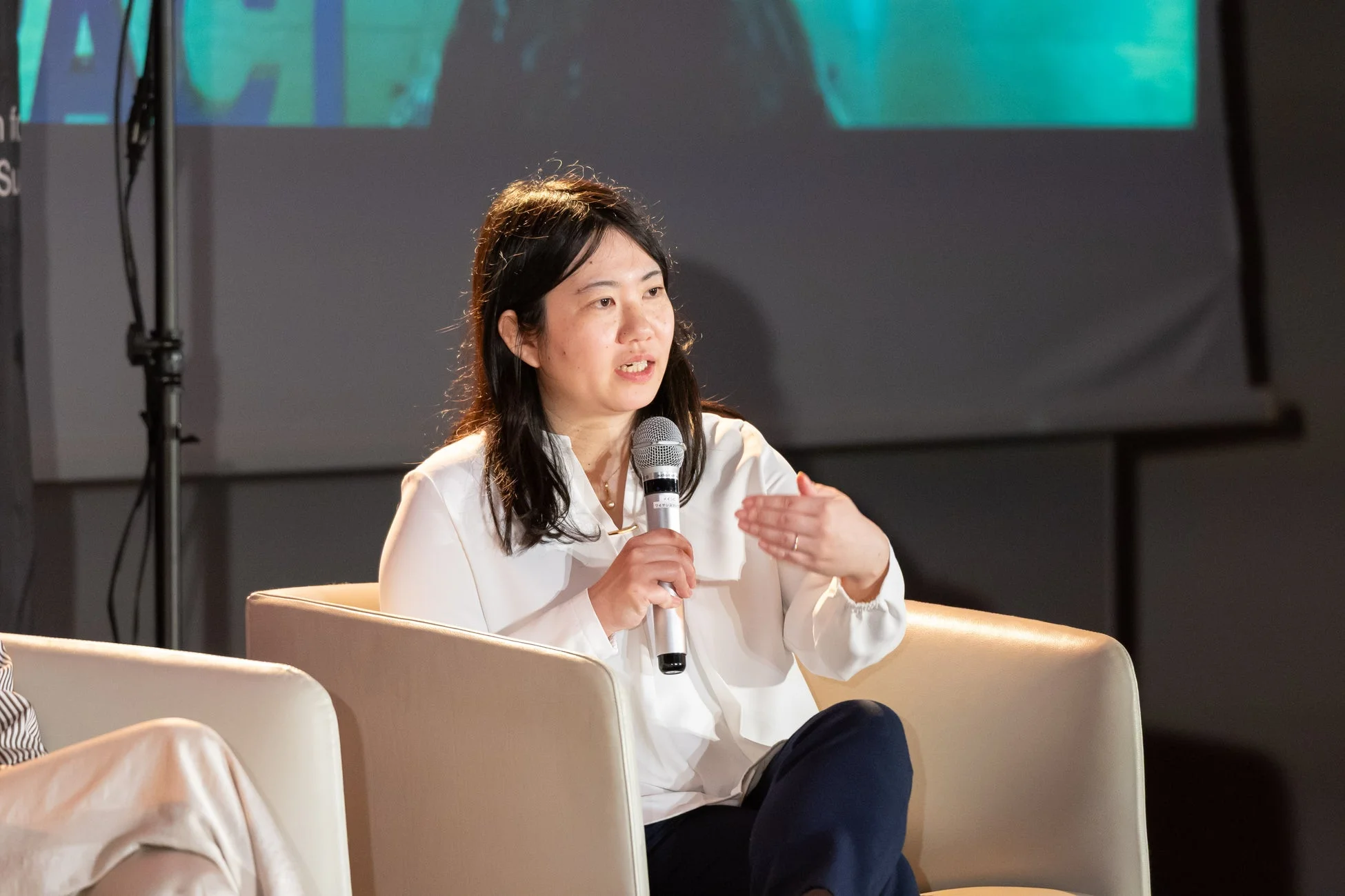 村上由美子氏がスピーチする様子