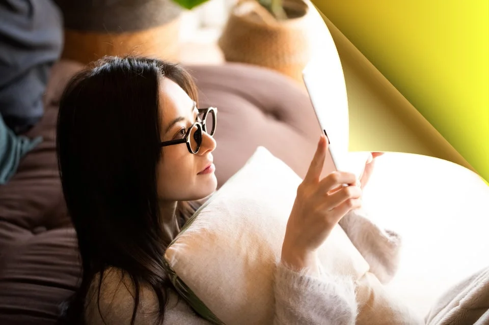タブレットを見る女性