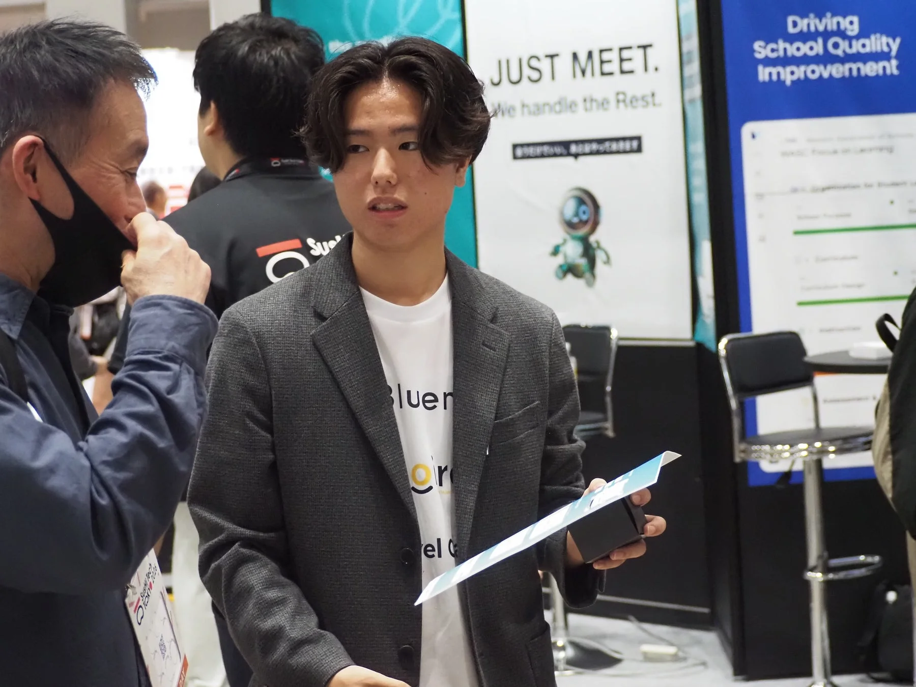 海外スタートアップのブースで来場者と話す学生