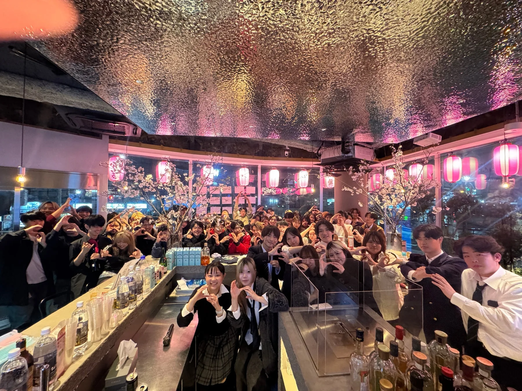 多くの若者が集まるイベントの様子