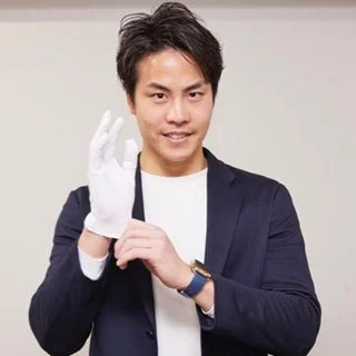 男性が白い手袋を着用している様子