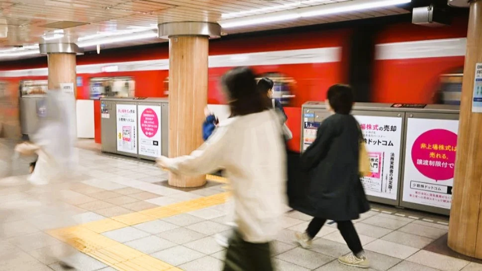 霞ヶ関駅ホームドア広告（電車）
