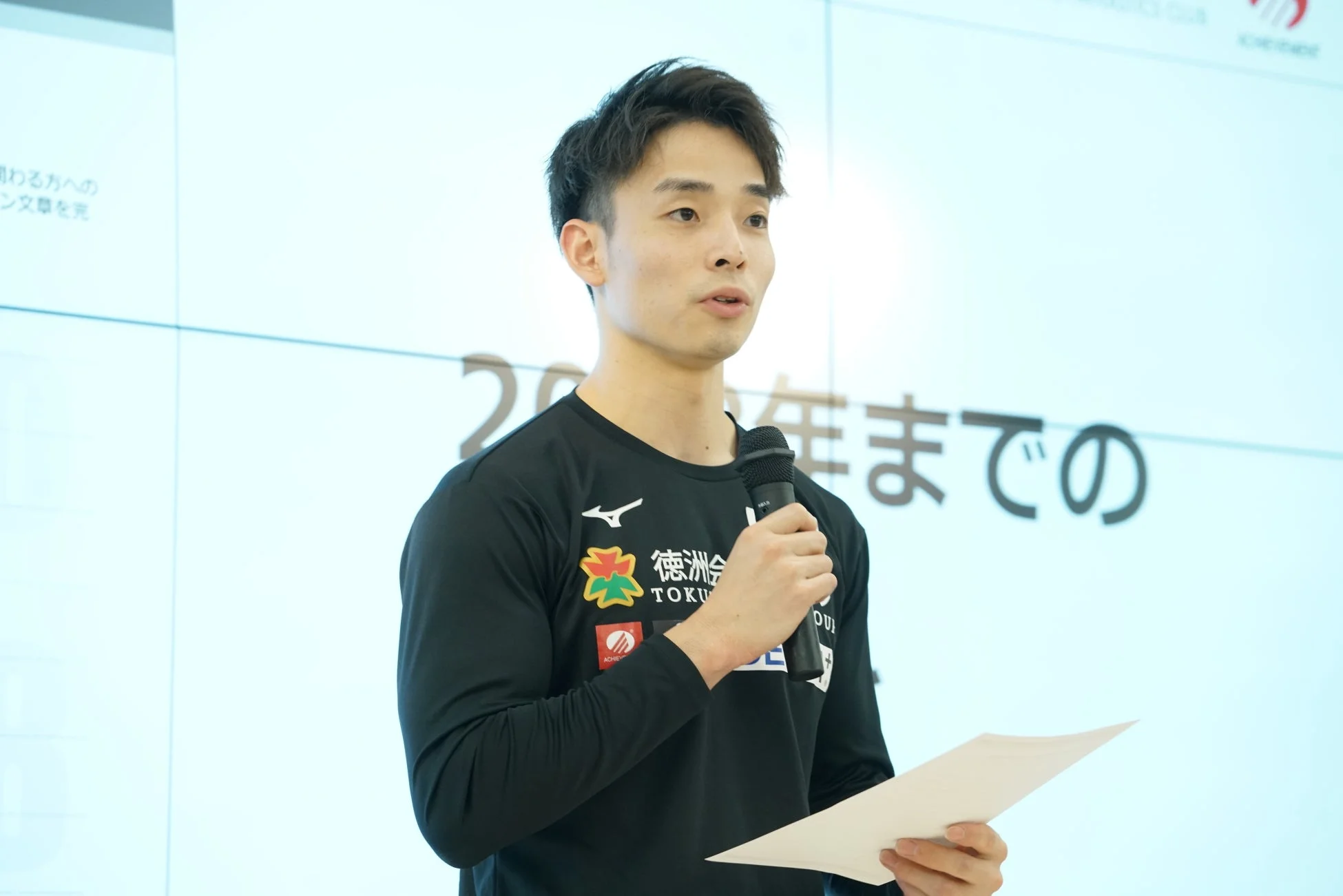 プレゼンテーションを行う男性