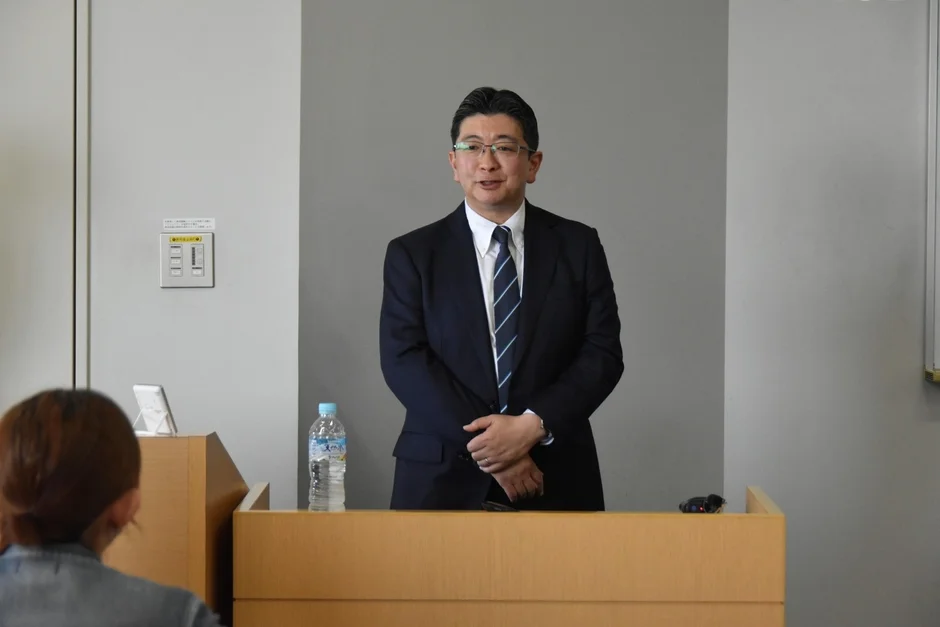 北村氏の講演風景、全身