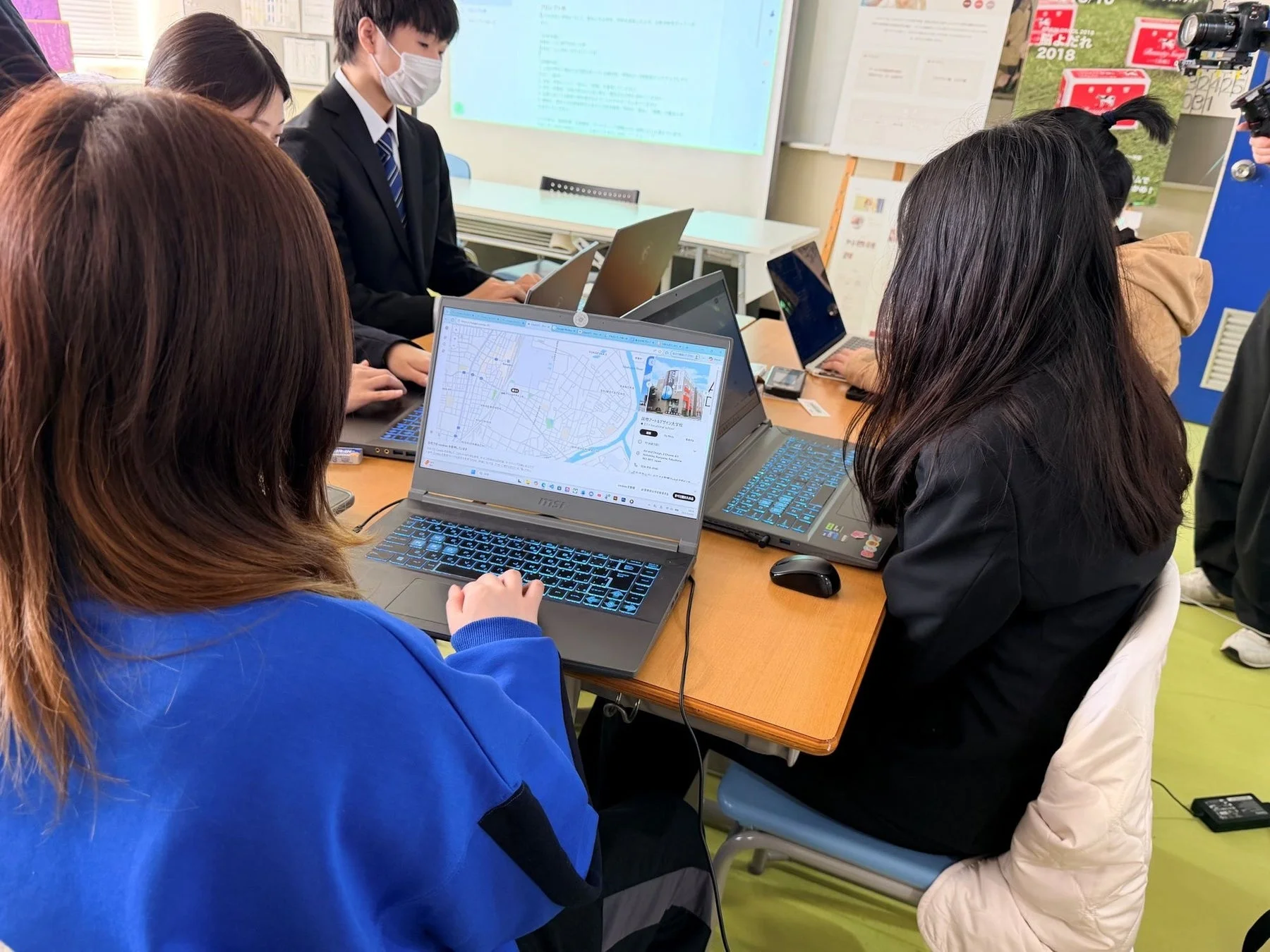 学生がPCを使っている様子
