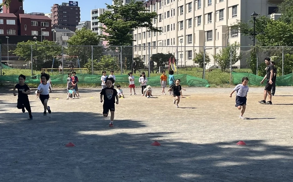 子どもたちが走る様子