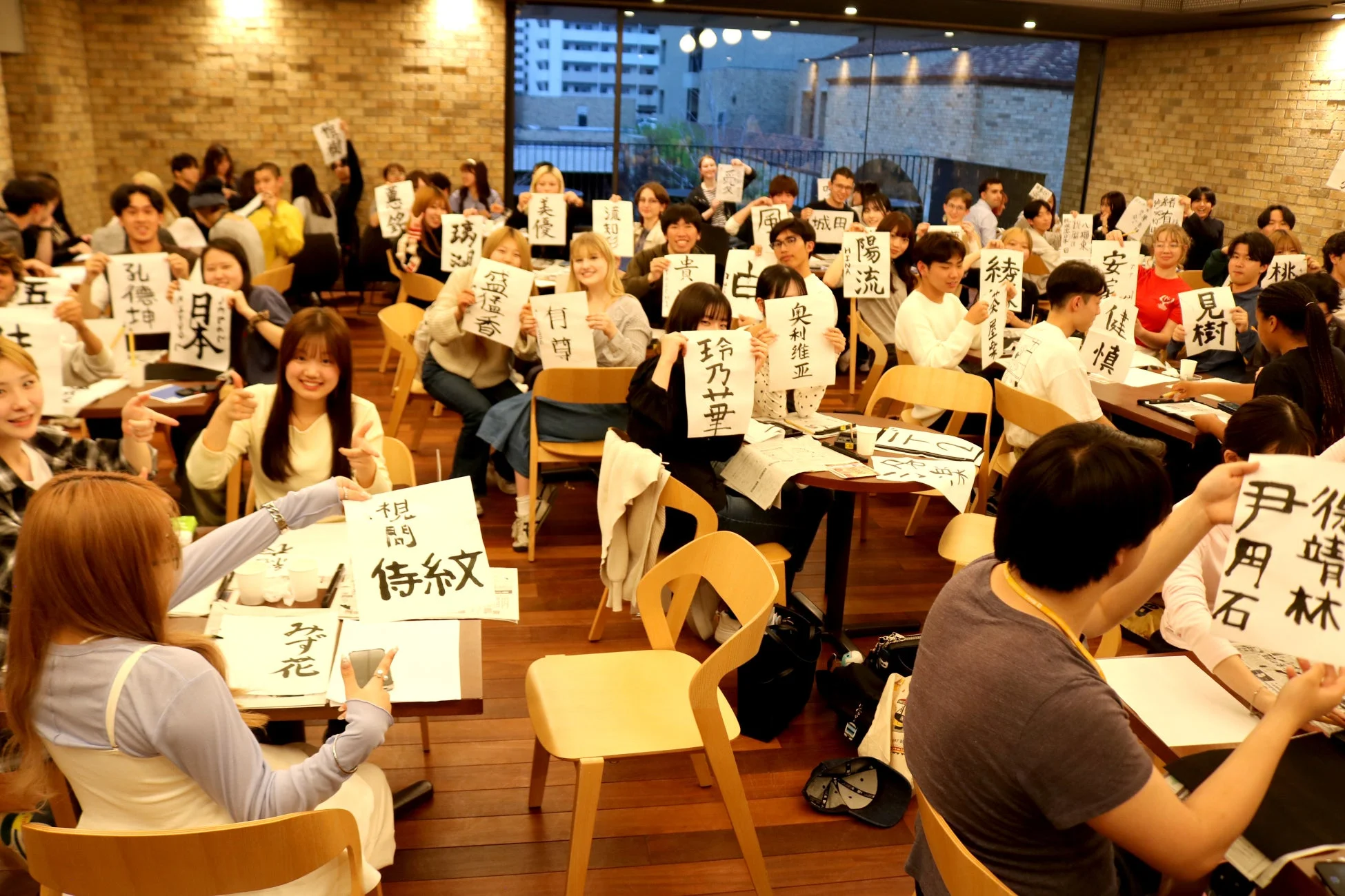 書道ワークショップで笑顔を見せる参加者たち