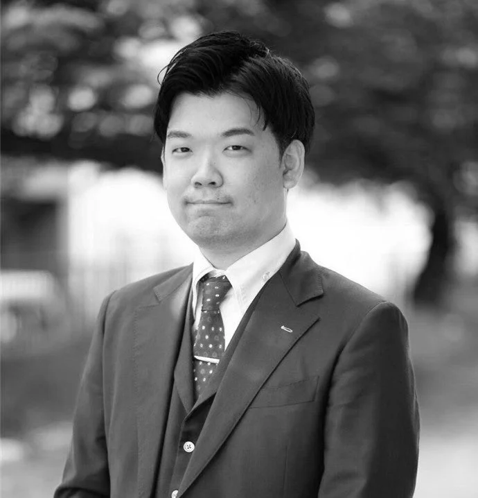 スーツとベストを着用したアジア人男性のモノクロのポートレート写真