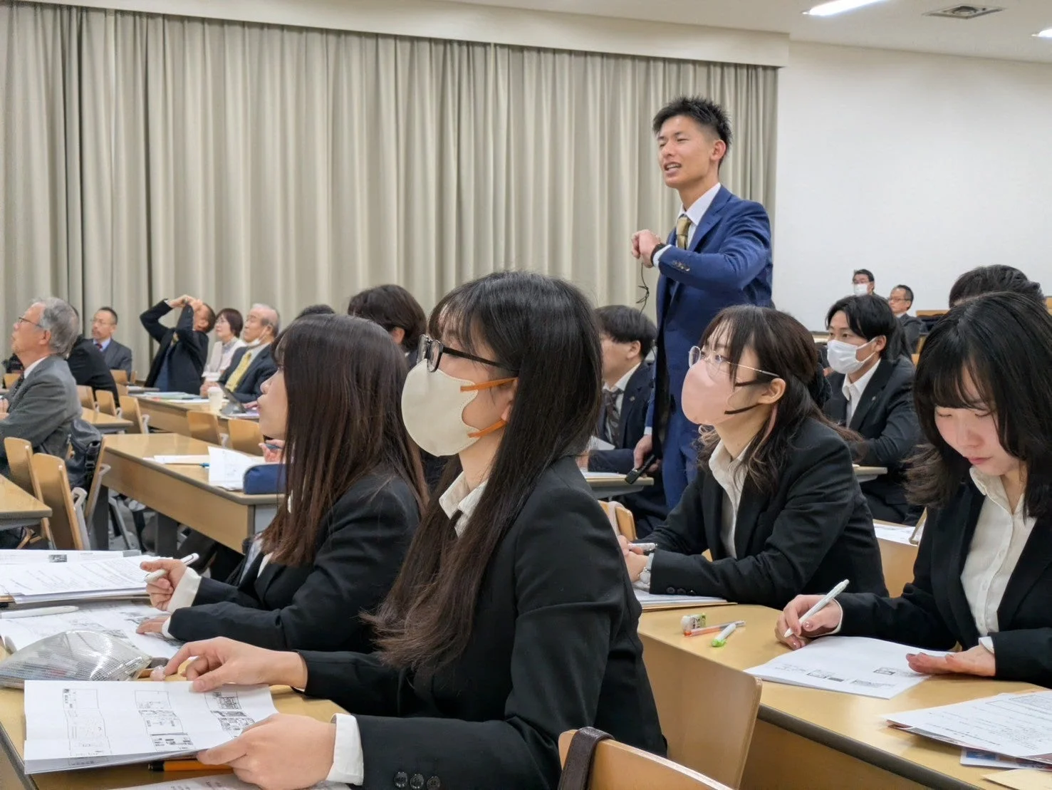 セミナーに参加する人々