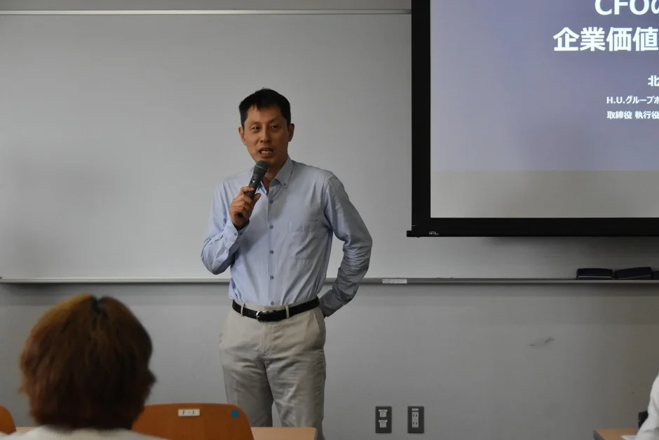 北村氏の講演風景、プロジェクターに「CFOの企業価値」