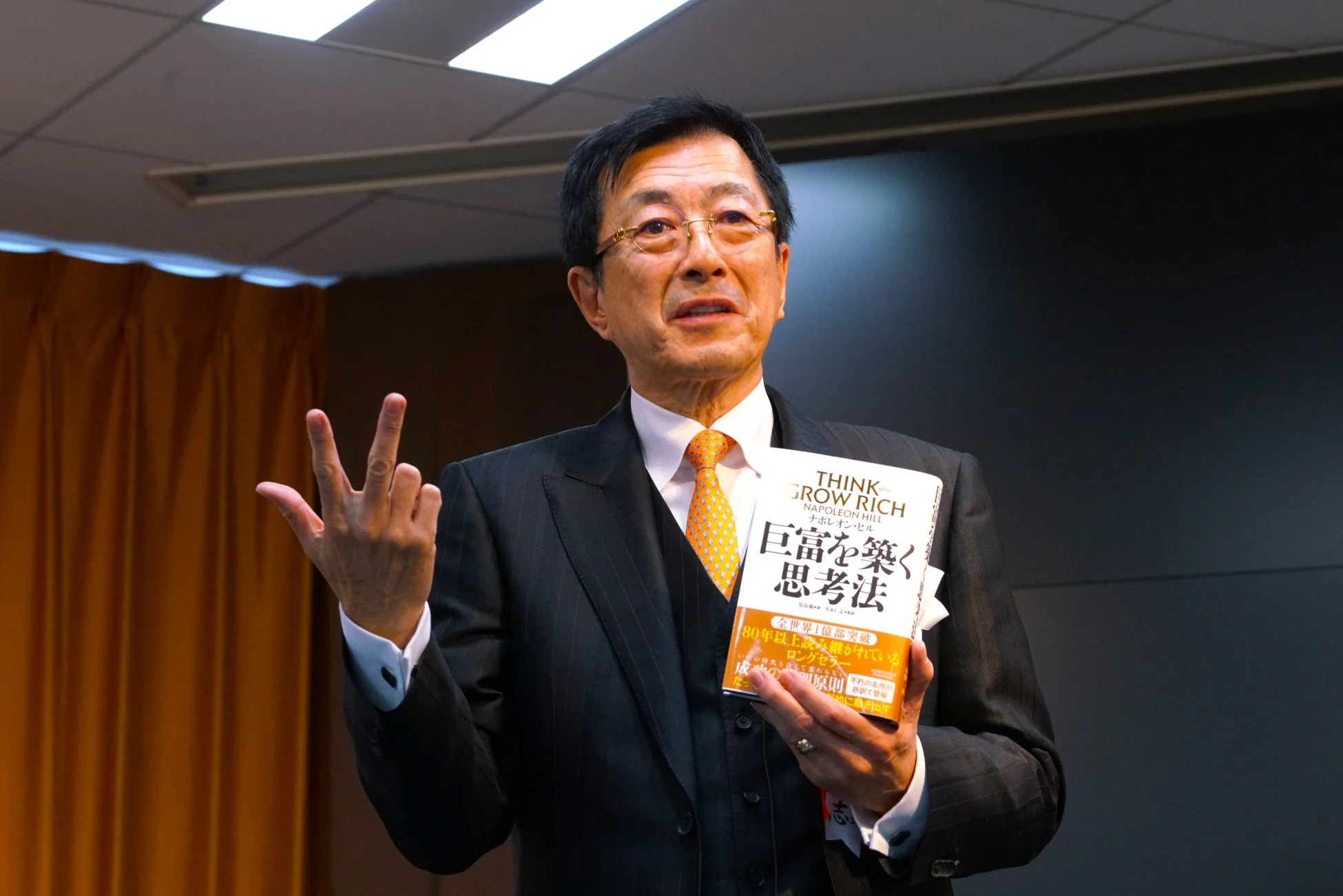 講演中の青木仁志氏