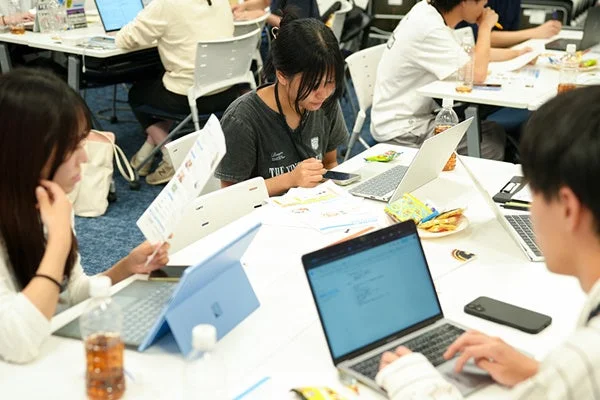 学生が勉強会をしている様子