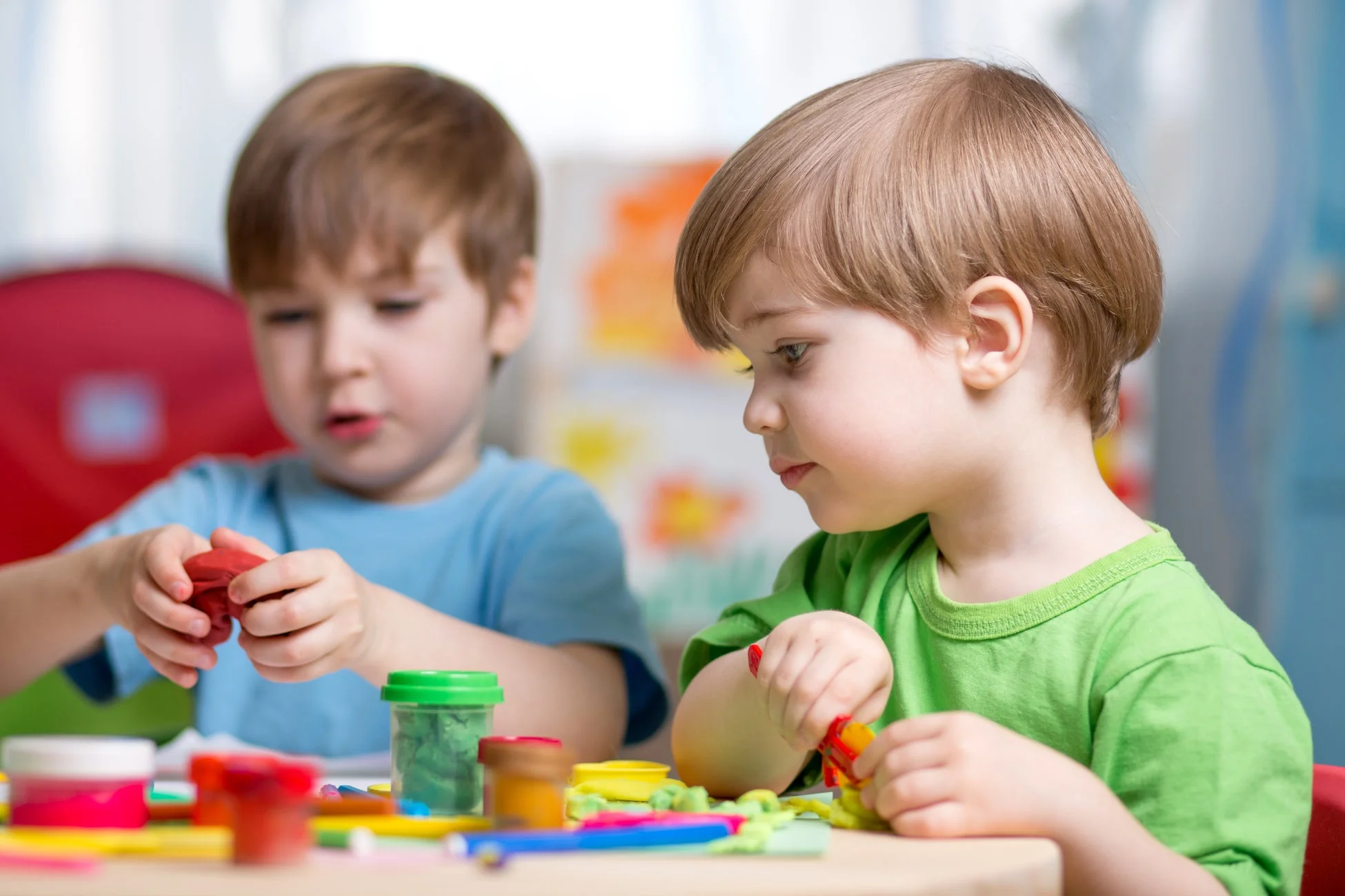 子供たちが粘土で遊んでいる様子