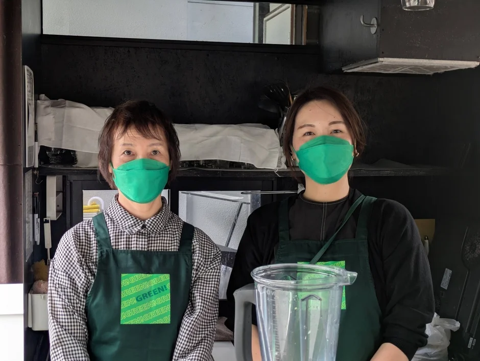 スタッフらしき女性二人とブレンダー