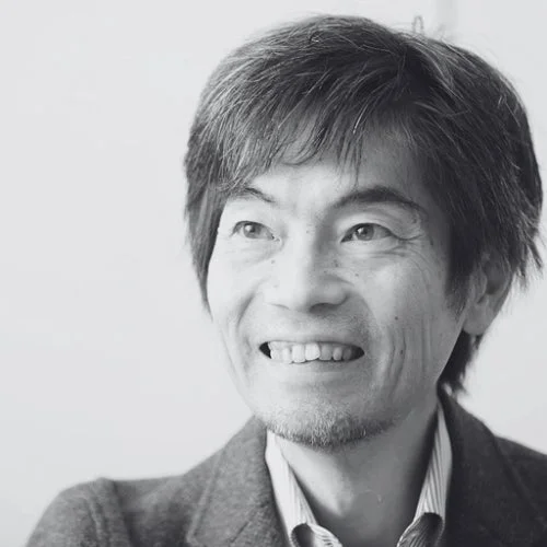 笑顔のアジア人男性の白黒ポートレート。短髪と口ひげが特徴