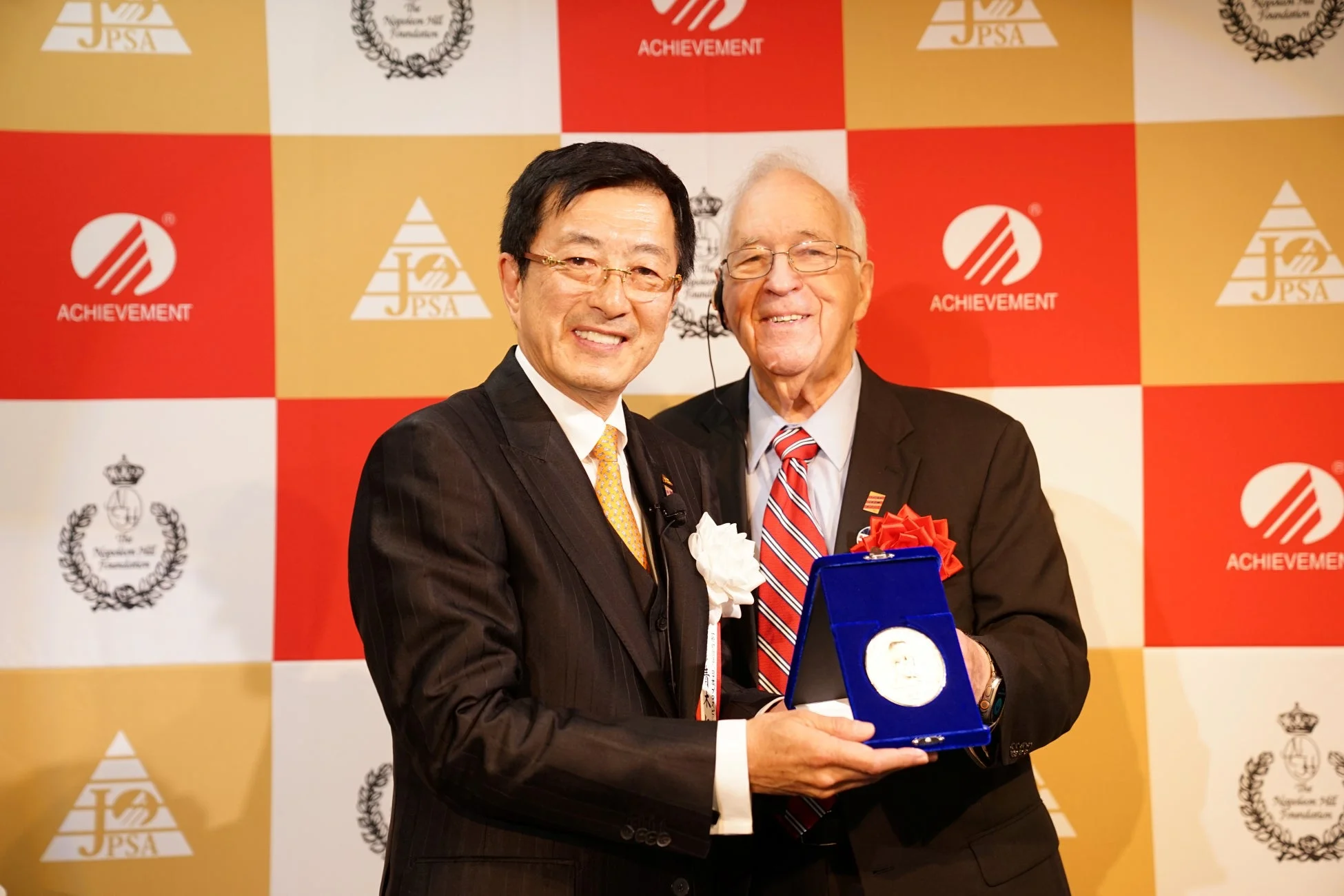 青木仁志氏のゴールドメダル授与の様子