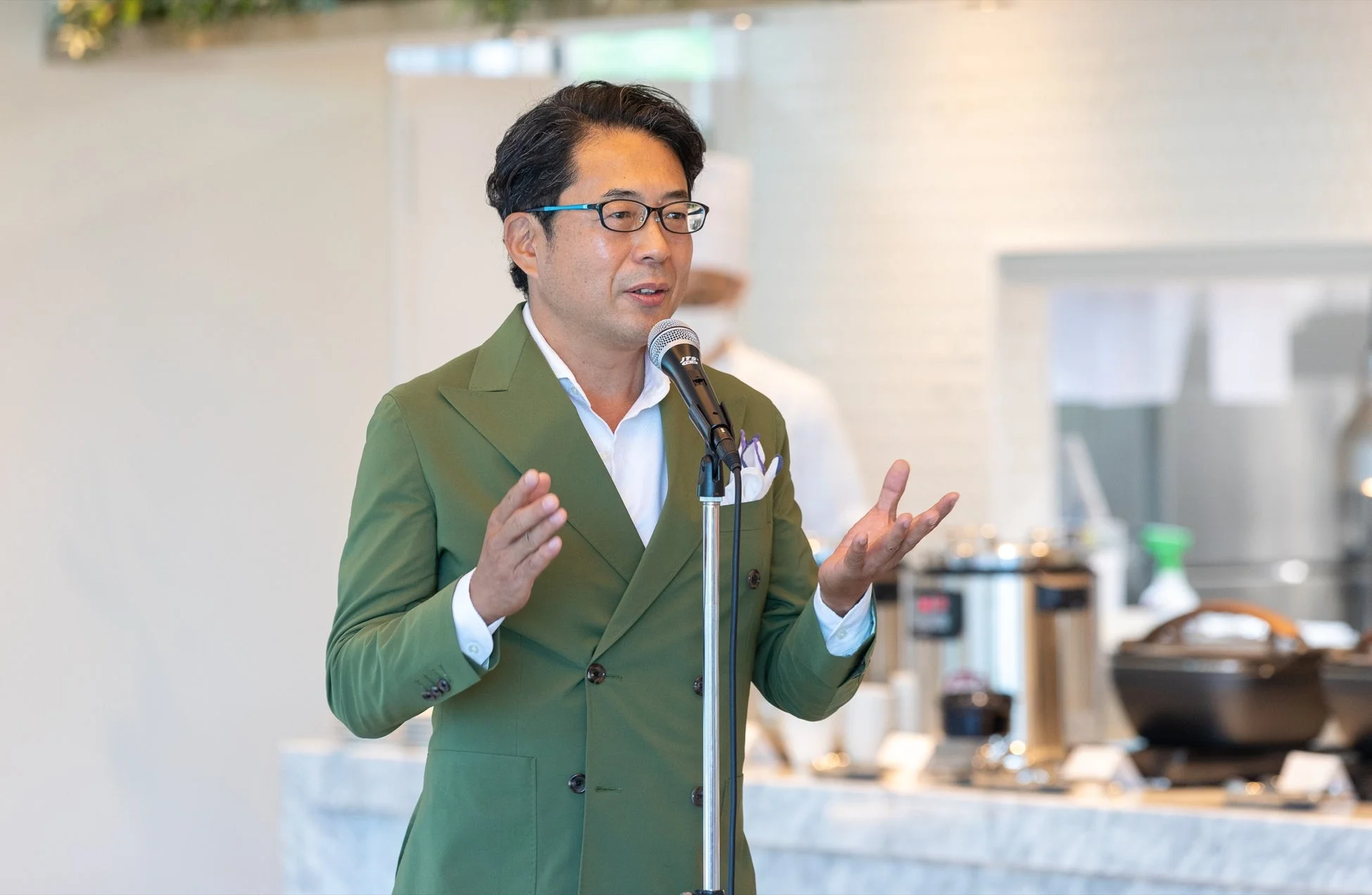 マイクに向かって話す和久井海十氏