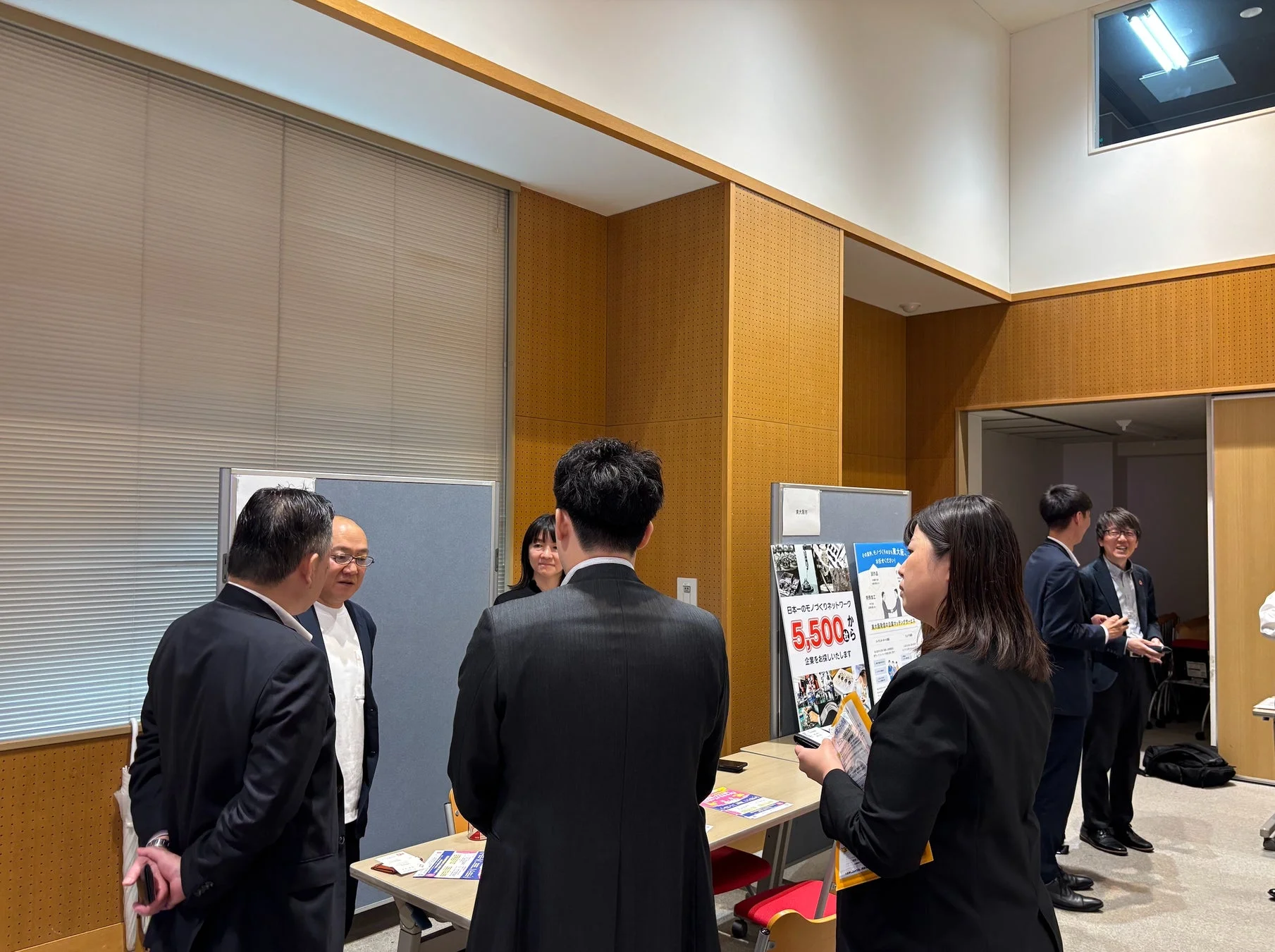 名刺交換の様子