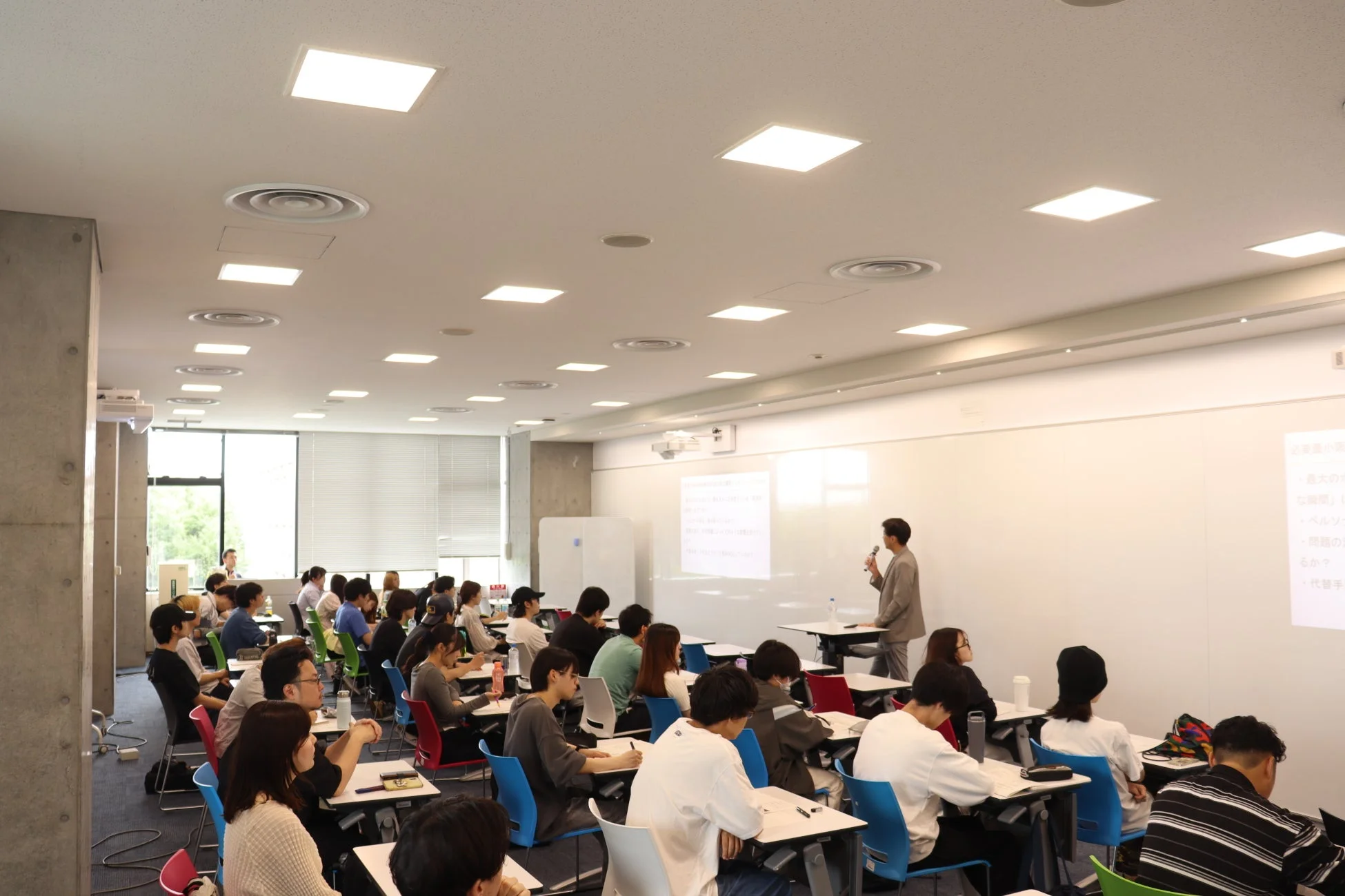 大学の講義室で講師がプレゼン