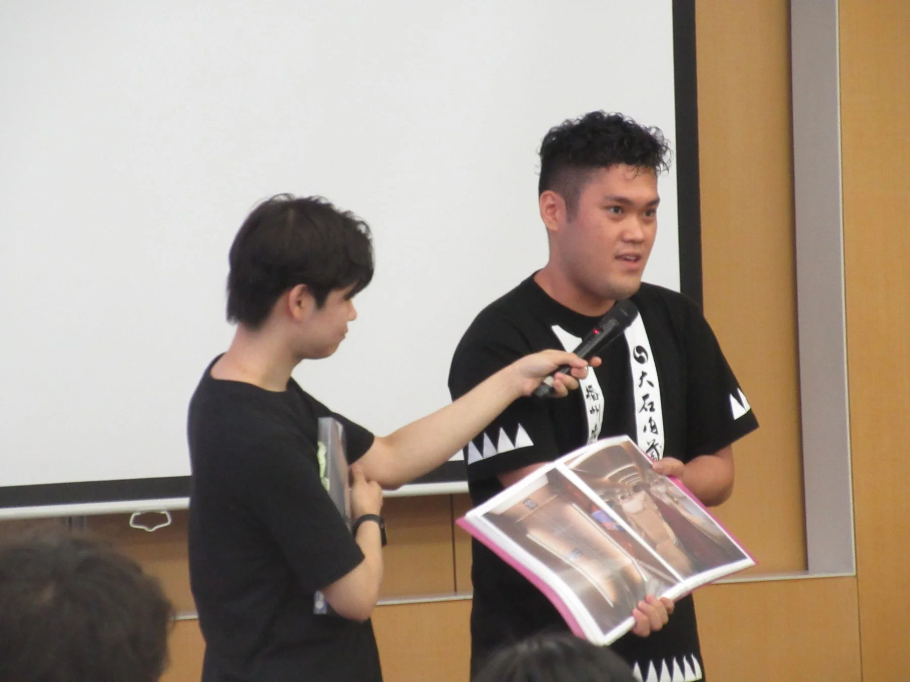 プレゼンテーションを行う参加者