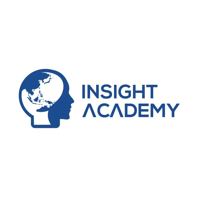 人間の頭部のシルエットの中に世界地図が描かれ、「INSIGHT ACADEMY」という文字が添えられたロゴ
