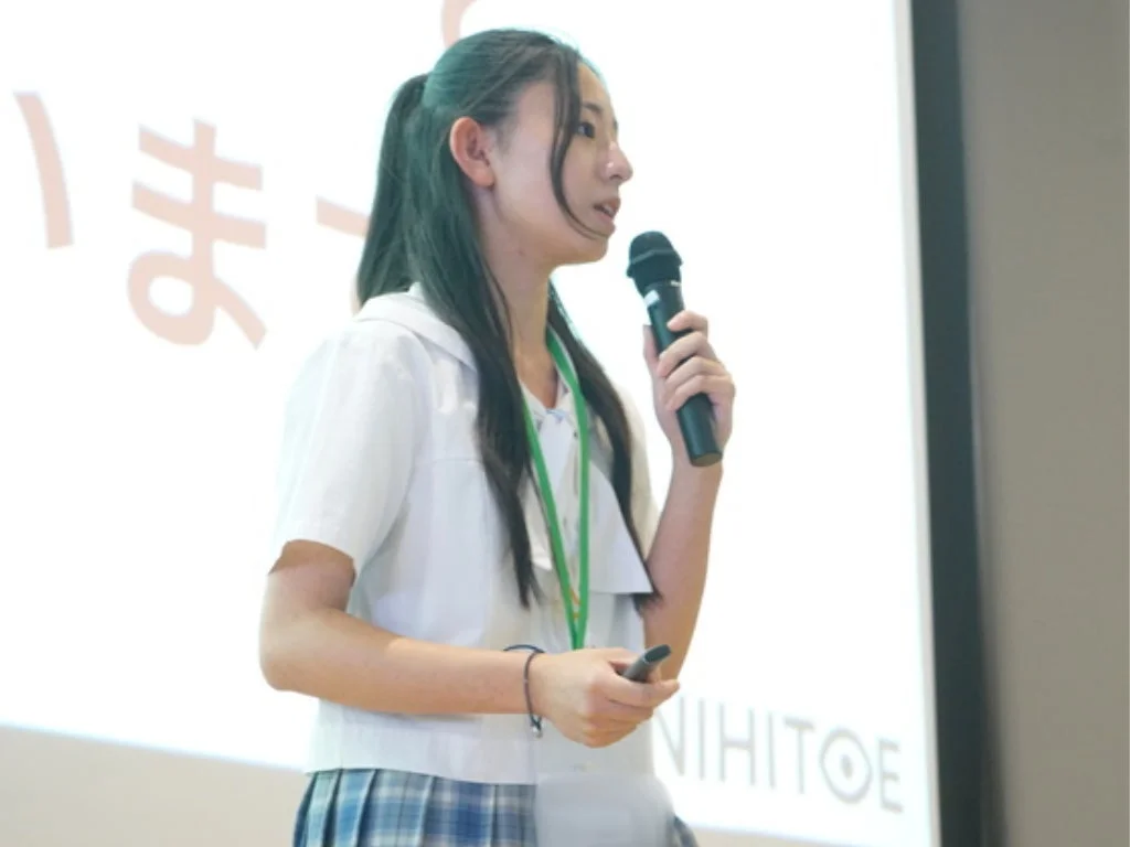学生がプレゼンテーションを行う様子