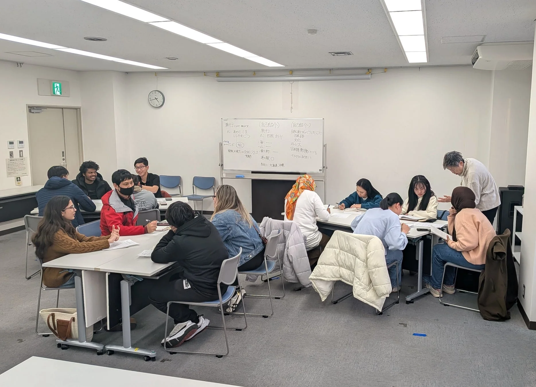ホワイトボードを使って日本語を学ぶ様子