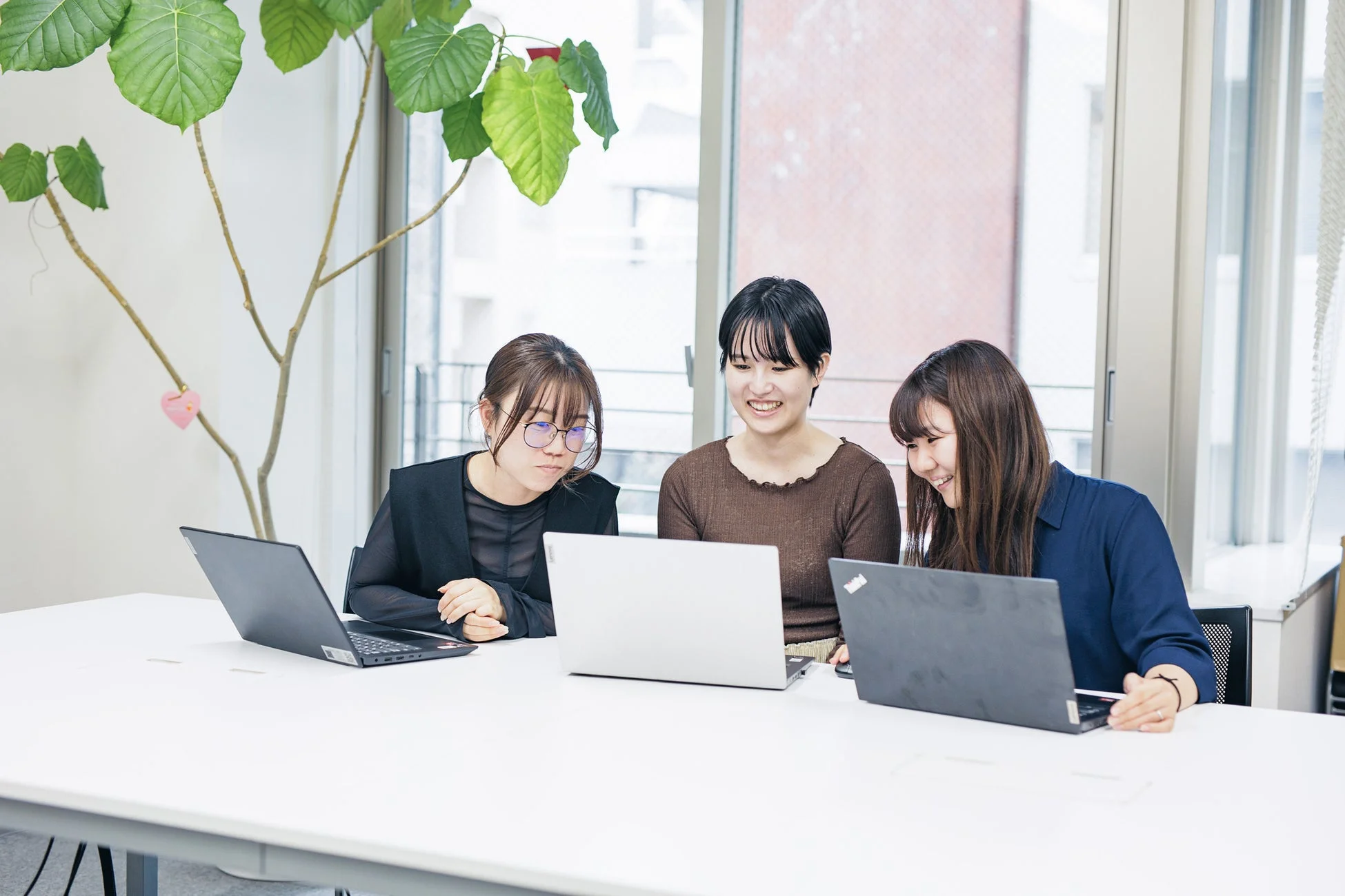 オフィスでミーティングしている女性たち