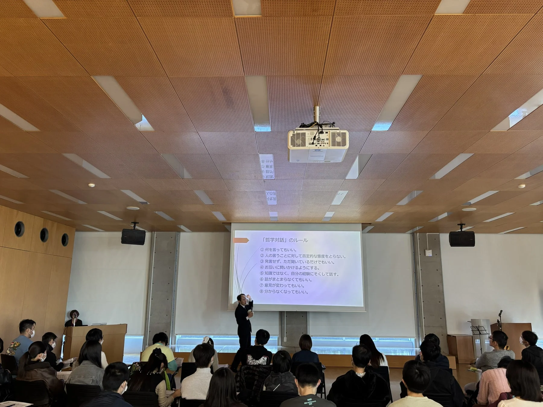 哲学対話のルールを説明するセミナー風景