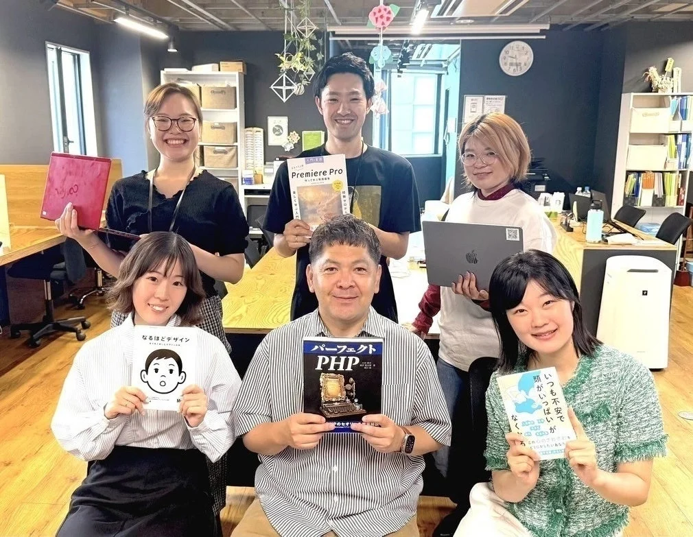 オフィスで学習する人々の写真