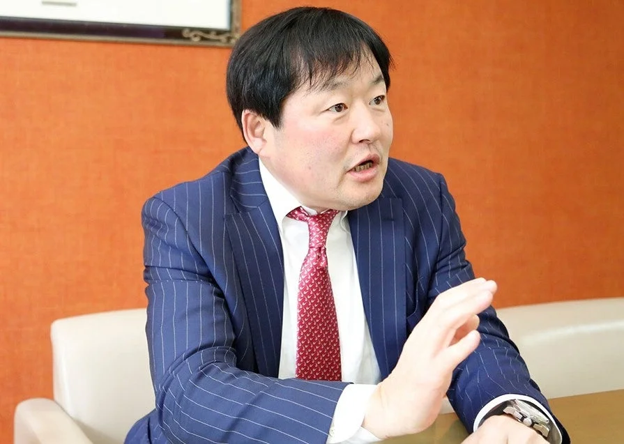 ビジネスシーンで話しながらジェスチャーをする男性