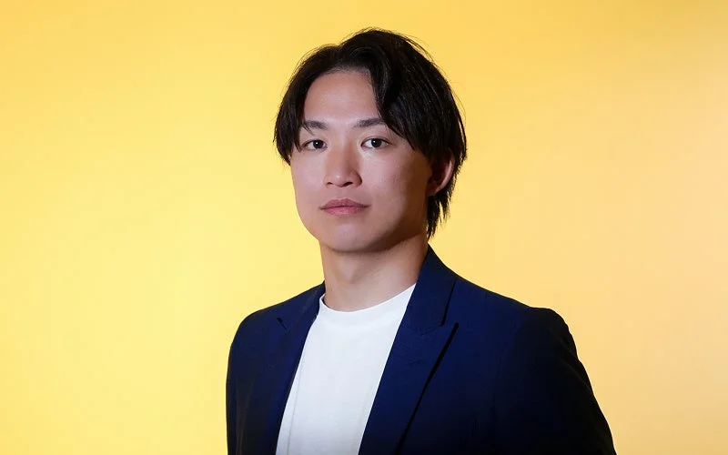 男性,アジア人,若者,ビジネス,ジャケット,白Tシャツ,黄色の背景,ポートレート,真顔,日本人