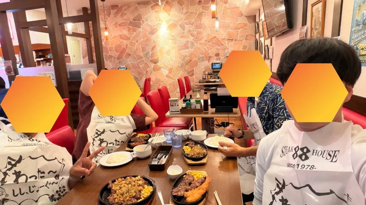 食事を楽しむグループ