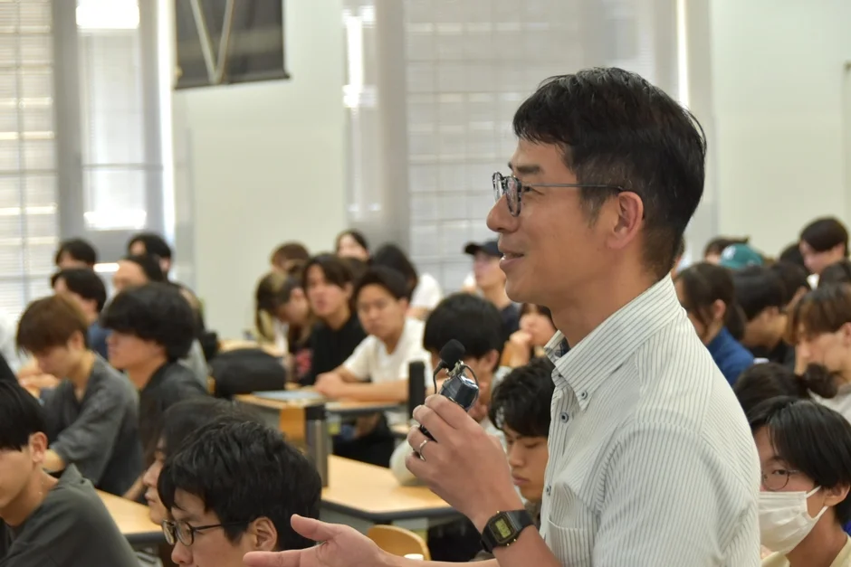たけぞう氏が学生を前に講演