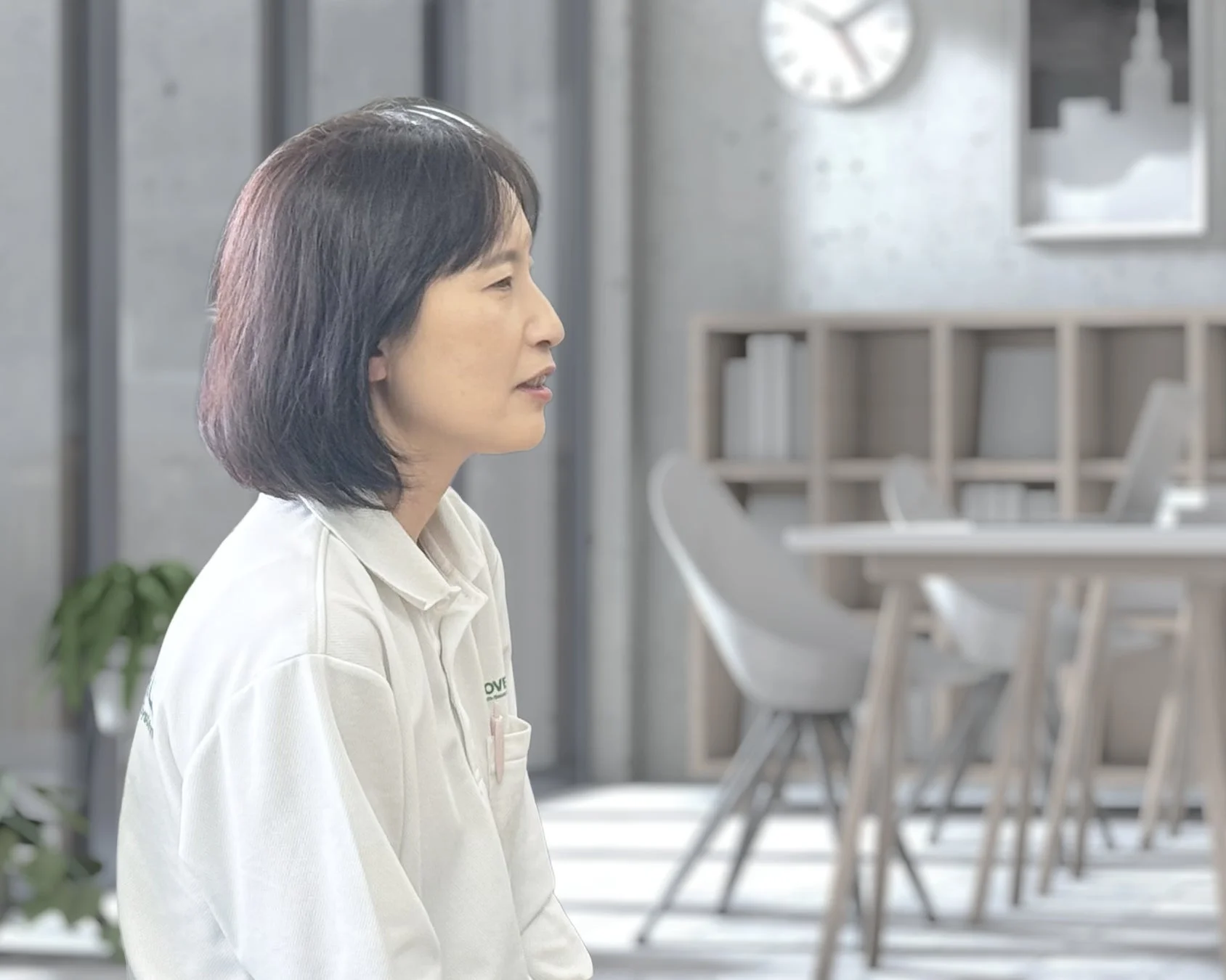 オフィスのような空間で話すショートヘアの女性